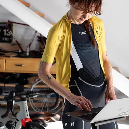 Donna che apre il simulatore di bicicletta BKOOL sul suo computer.
