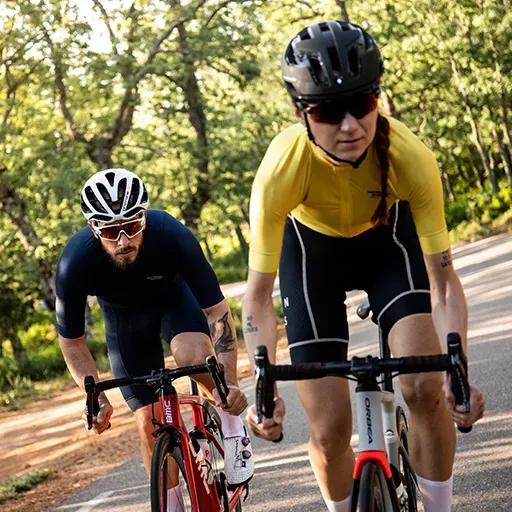 Due ciclisti si allenano su un percorso ciclistico all'aperto.