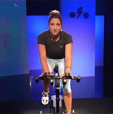Istruttore di simulatore di ciclismo BKOOL durante una lezione di indoor cycling