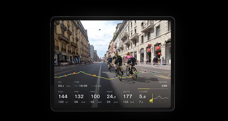 Tablet-Bildschirm, auf dem ein virtueller Fahrradsimulator abgespielt wird