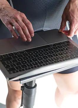Persona che digita su un laptop