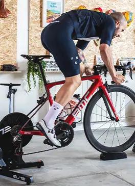 Ciclista che si allena con indoor cycling a casa