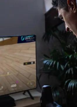 Ciclista che si allena con un'app di indoor cycling online