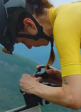 Ciclista che posiziona il dispositivo di allenamento per la bicicletta