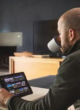 Uomo che guarda il suo tablet con un'app di indoor cycling virtuale